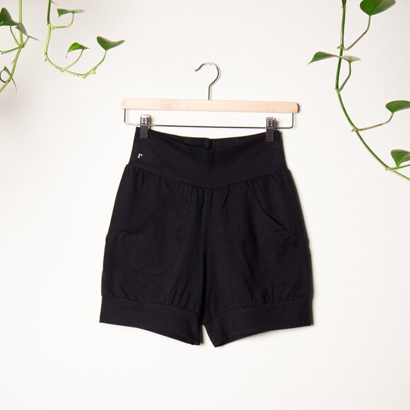 Ripple, Slouchy Yoga Shorts - Picture 3 of 6